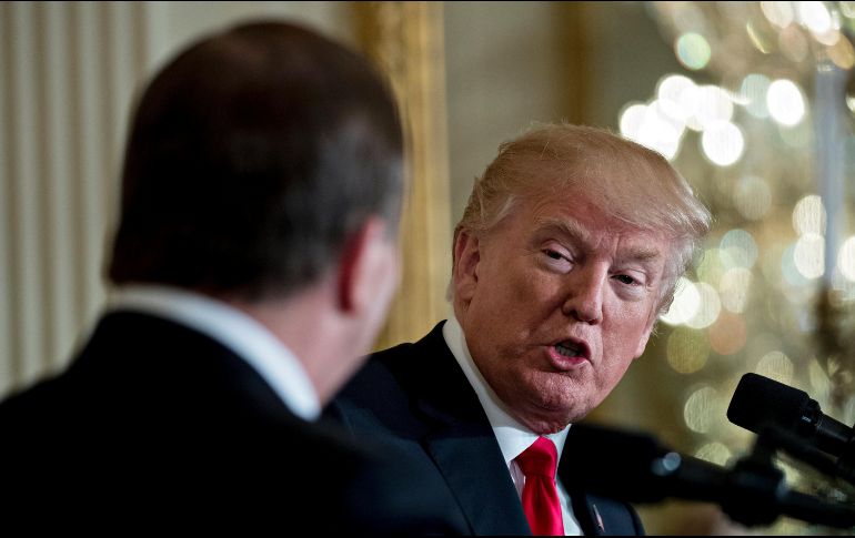 Trump amenazó con imponer aranceles a las importaciones automotrices de la Unión Europea en una rueda de prensa con el primer ministro de Suecia. EFE / A. Harrer