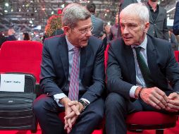 Matthias Mueller (derecha), director ejecutivo de VW, habla con Bernhard Mattes, presidente de la Asociación Alemana de la Industria Automotriz en el Salón Internacional del Automóvil de Ginebra. AP/M. Trezzini