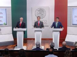 José Narro Robles, secretario de Salud; Eduardo Sánchez, vocero del Gobierno de la República, y Florentino Castro López, director general del ISSSTE. NOTIMEX/J. Pazos