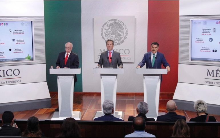 José Narro Robles, secretario de Salud; Eduardo Sánchez, vocero del Gobierno de la República, y Florentino Castro López, director general del ISSSTE. NOTIMEX/J. Pazos