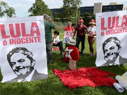 Simpatizantes del ex presidente Luiz Inácio Lula da Silva, afuera del Superior Tribunal de Justicia, en Brasilia. AFP/S. Lima