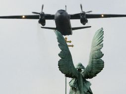 El aparato con 33 pasajeros y seis tripulantes se viene a pique a 500 metros de la pista. AFP/F. Isza