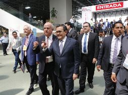 Vicente Yáñez,  presidente ejecutivo de ANTAD, acompaña al secretario de Economía, Ildefonso Guajardo, en su recorrido por Expo Guadalajara. EL INFORMADOR/G. Gallo