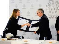 El alcalde tapatío, Enrique Ibarra, fue el encargado de recibir el documento de  manos de Nuria Sanz, Directora y Representante de la UNESCO en México. TWITTER/GuadalajaraGob