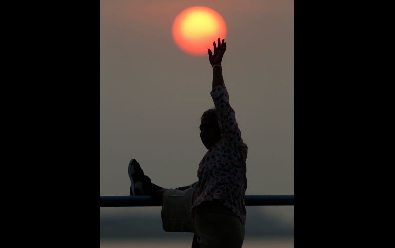 Una mujer hace ejercicio junto al río Tonle Sap en Phnom Penh, Camboya. AP/H. Sinith