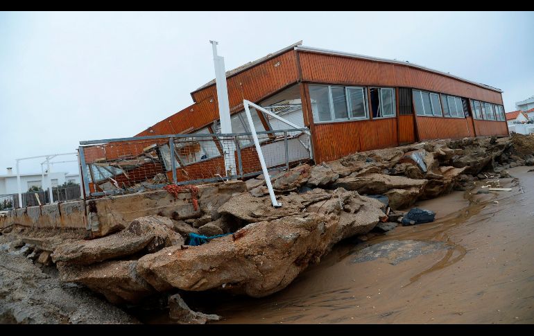 Un restaurante que quedó dañado por el paso de la tormente 