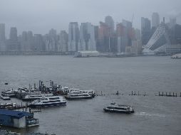La nieve caía con fuerza en la tarde sobre la ciudad de Nueva York, donde el servicio nacional meteorológico prevé una acumulación de 20 a 33 cm de nieve. EFE/ K. Betancurt