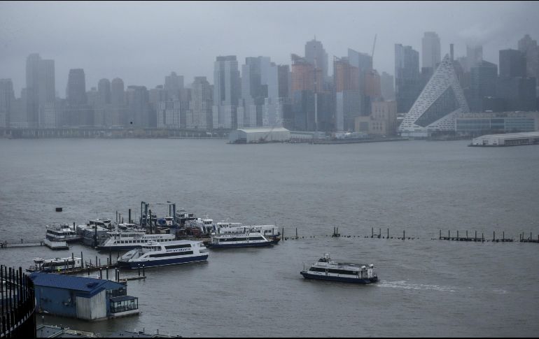 La nieve caía con fuerza en la tarde sobre la ciudad de Nueva York, donde el servicio nacional meteorológico prevé una acumulación de 20 a 33 cm de nieve. EFE/ K. Betancurt