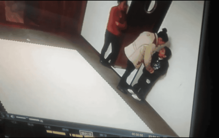 El 27 de febrero, se publicó a través de las redes sociales una serie de videos, en los que se observa a una maestra de ese instituto cuando presuntamente agrede a un menor en ese centro. FACEBOOK/ Tete Ter Esther