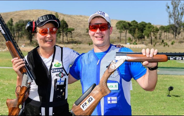 Tornroos (D) ganó la medalla de bronce el martes pasado en la categría fosa varonil. TWITTER/@ISSF_Shooting