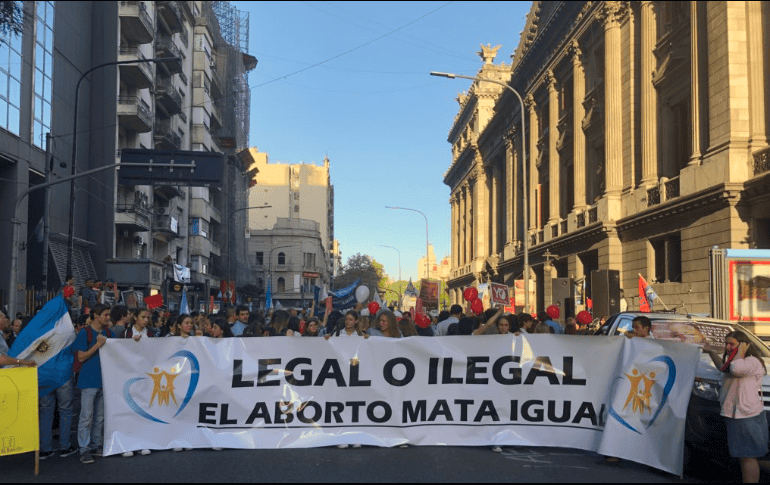 Los manifestantes presentaron un proyecto para proteger a la mujer en condiciones de vulnerabilidad y al niño por nacer, en oposición al de la despenalización del aborto. TWITTER/ @sergiopolite