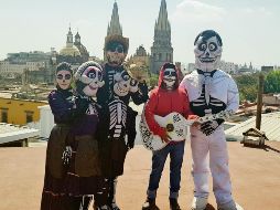 El elenco de la obra, listo para sorprender a los tapatíos con una obra que asegura, les tocará el corazón. EL INFORMADOR/E. Esparza