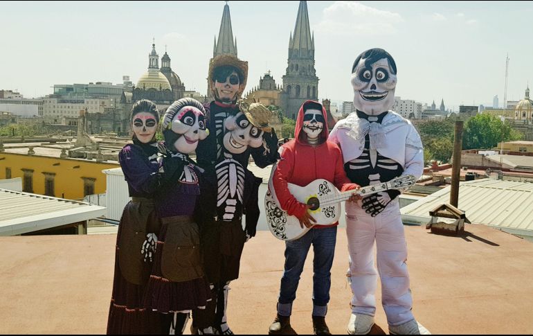 El elenco de la obra, listo para sorprender a los tapatíos con una obra que asegura, les tocará el corazón. EL INFORMADOR/E. Esparza