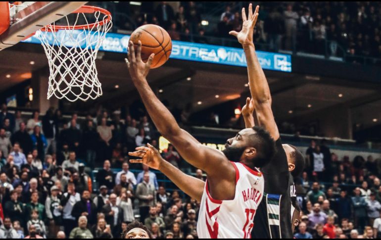 Ofensiva. James Harden (#13) encabezó el ataque de los Rockets con 26 puntos ayer ante Milwaukee. EFE