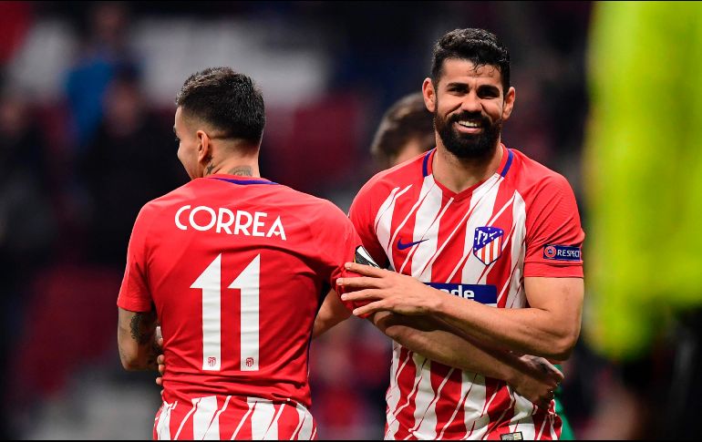 Diego Costa (D) celebra tras anotar el segundo gol de los Colchoneros, al 47'. AFP/J. Soriano