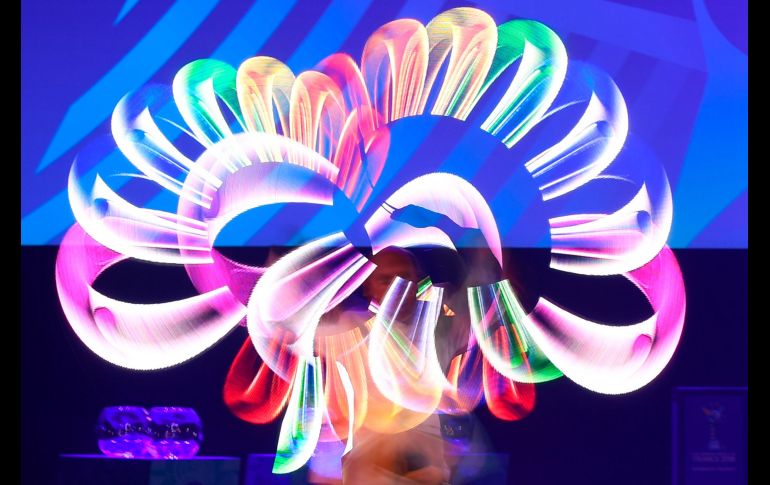 Un artista se presenta en la ceremonia para definir los grupos el Mundial Sub-20 de Francia, realizada en Rennes. AFP/D. Meyer