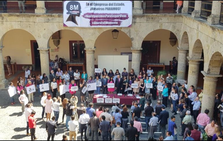 n la sesión del Congreso los legisladores fijaron posicionamientos con el tema de los derechos de las mujeres y se guardó un minuto de silencio en memoria de las víctimas de feminicidio. EL INFORMADOR/ R. Rivas