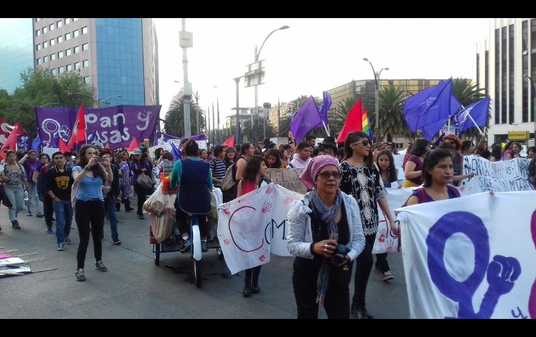 Como parte de las actividades del Día Internacional de la Mujer, el contingente estuvo formado por integrantes de alrededor de cien colectivos. TWITTER / @yosoysolomia
