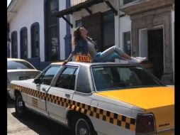 A los habitantes del puerto y fans de la cantante parece haberles gustado que posara en plena calle. FACEBOOK / belindapop