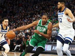 Al Horford, de los Celtics conduce el balón ante la marca de Karl-Anthony Towns, de Minnesota. AP/J. Mone