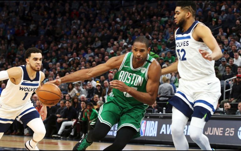 Al Horford, de los Celtics conduce el balón ante la marca de Karl-Anthony Towns, de Minnesota. AP/J. Mone