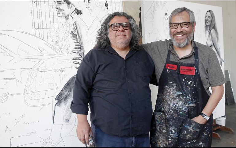 Víctor Hugo Pérez  y Juan Carlos Macías delante de su obra. EL INFORMADOR/M. Vargas