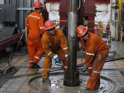 Pemex Exploración y Producción (PEP) reporta una plataforma de extracción de aceite de un millón 891 mil barriles diarios en febrero, 38 mil barriles diarios menos que un mes antes. AP / ARCHIVO