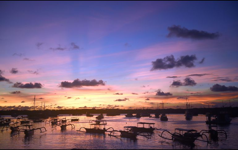 Botes tradicionales se ven anclados en un pequeño puerto de la isla Serangan, en Indonesia. AFP/S. Tumbelaka