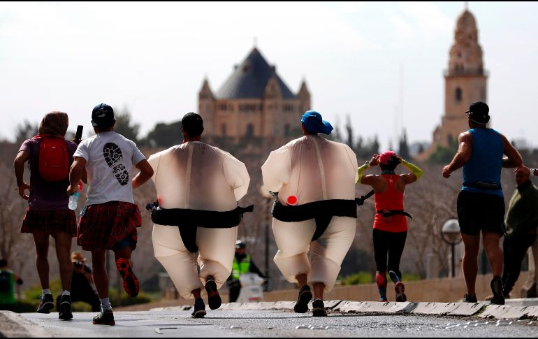 Corredores en disfraces de sumo compiten en el maratón internacional de Jerusalén. AFP/T. Coex