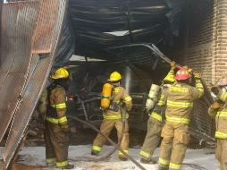 Autoridades refieren que gracias a las labores para sofocar las llamas, fue posible evitar la pérdida de casi 15 mil litros de combustible. ESPECIAL/ Bomberos de Tlajomulco