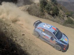 El piloto español Dani Sordo y su copiloto Carlos Del Barrio, conducen su auto Hyundai i20 Coupe WRC en el tramo de El Chocolate. EFE/M. Castillo