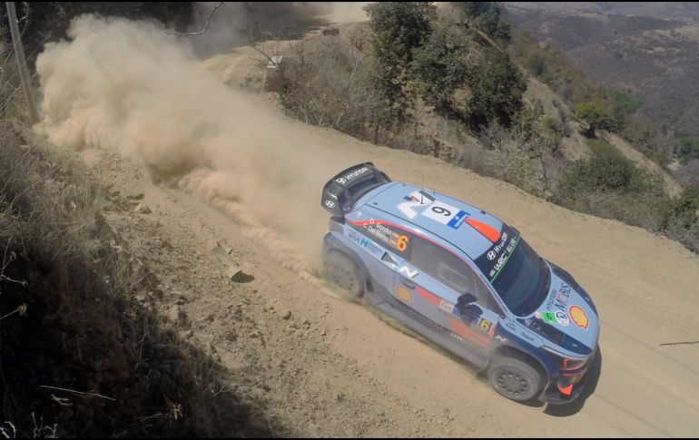 El piloto español Dani Sordo y su copiloto Carlos Del Barrio, conducen su auto Hyundai i20 Coupe WRC en el tramo de El Chocolate. EFE/M. Castillo
