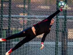 El Barcelona sólo ha recibido siete goles como visitante y quieren dejar ahí la cuota, por lo que el portero Marc-André ter Stegen se pone las pilas en entrenamientos. EFE/Q. García
