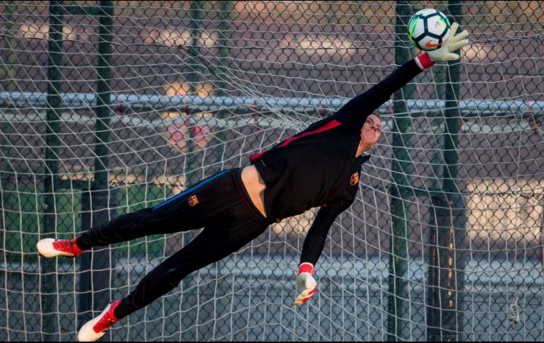 El Barcelona sólo ha recibido siete goles como visitante y quieren dejar ahí la cuota, por lo que el portero Marc-André ter Stegen se pone las pilas en entrenamientos. EFE/Q. García