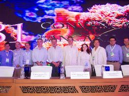 El presidente de la Asociación de Bancos de México, Marcos Martínez Gavica (centro), en la Convención Bancaria en Acapulco. NOTIMEX/J. Pazos