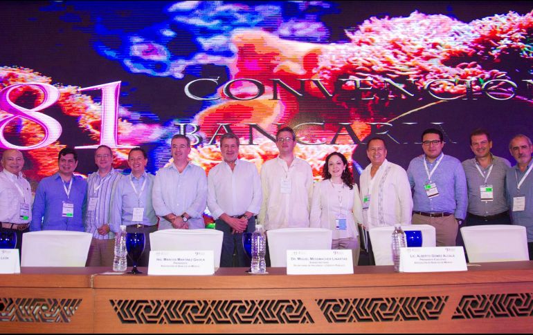 El presidente de la Asociación de Bancos de México, Marcos Martínez Gavica (centro), en la Convención Bancaria en Acapulco. NOTIMEX/J. Pazos