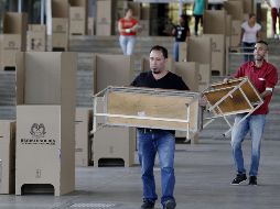 Trabajadores instalan las mesas de votación para las elecciones legislativas de mañana domingo. EFE / L. Noriega