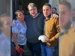 El cineasta tapatío con dos de sus fans. ESPECIAL