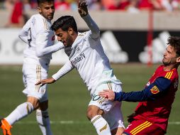 Tarde importante para Vela, quien además de colaborar con un nuevo servicio de gol, ya se hizo presente en el marco rival. AP / T. Nelson