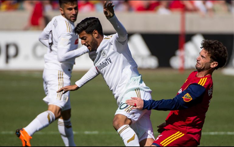 Tarde importante para Vela, quien además de colaborar con un nuevo servicio de gol, ya se hizo presente en el marco rival. AP / T. Nelson