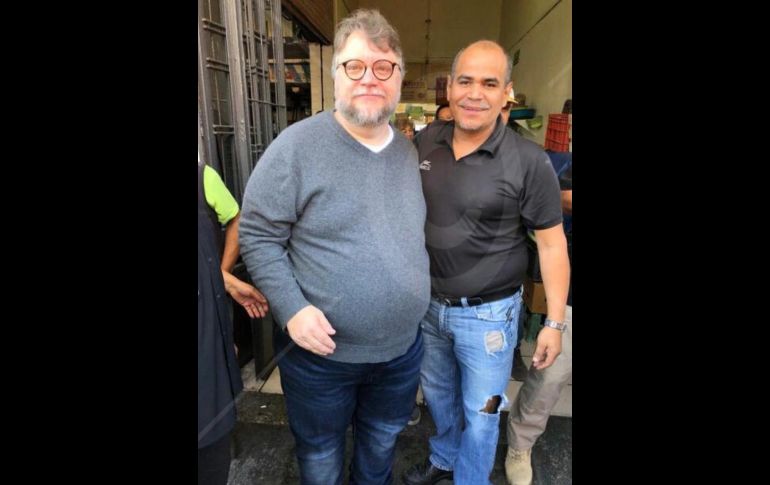 Antes de que iniciara sus actividades en el FICG 33, el cineasta tapatío Guillermo del Toro desayunó temprano, ayer a las 8:30 de la mañana, en el mercado de Santa Tere. El ganador del Oscar como Mejor director se tomó fotos con la mayoría de los locatarios. CORTESÍA/ R. Flores