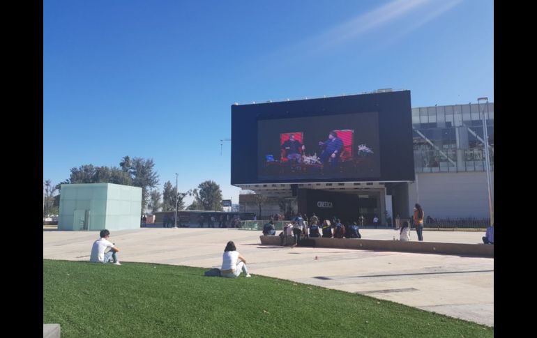 Quienes llegaron sin boleto para entrar al recinto pudieron ver la transmisión en vivo a las afueras del CAE. EL INFORMADOR/ N. Gutiérrez