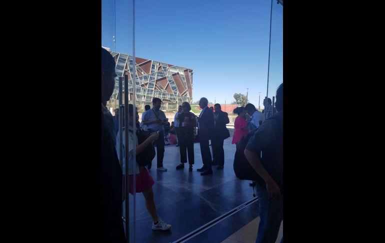 A la espera. Raúl Padilla, presidente del Patronato del Festival Internacional de Cine de Guadalajara, supervisó el ingreso de los asistentes e invitados especiales a la Master Class, junto a María Luisa Meléndrez, directora del Conjunto de Artes Escénicas. EL INFORMADOR/ N. Gutiérrez