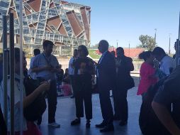 A la espera. Raúl Padilla, presidente del Patronato del Festival Internacional de Cine de Guadalajara, supervisó el ingreso de los asistentes e invitados especiales a la Master Class, junto a María Luisa Meléndrez, directora del Conjunto de Artes Escénicas. EL INFORMADOR/ N. Gutiérrez