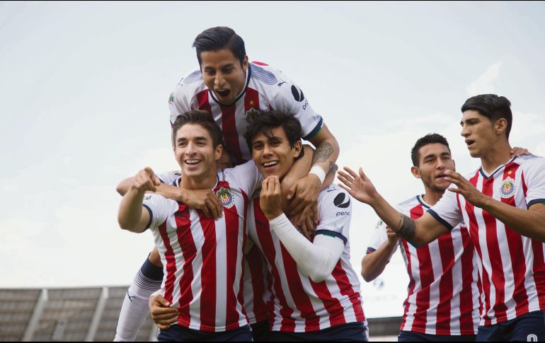 Júbilo. Los rojiblancos festejan el gol tempranero de José Juan Macías y que a la postre fue suficiente para obtener una valiosa victoria en el Estadio Universitario BUAP. MEXPORT