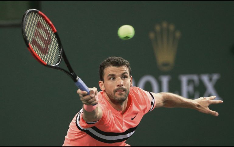 Grigor Dimitrov devuelve un golpe de derecha a Fernando Verdasco en el Indian Wells. AFP