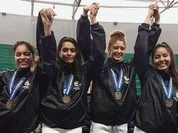 Campeonas. Equipo femenil de sable que se coronó en Costa Rica, del cual forman parte las jaliscienses Diana González y Brenda Medina. ESPECIAL/FME