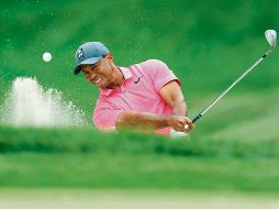 Tiger Woods golpea desde el bunker en el primer hoyo durante la tercera ronda del torneo de golf del Campeonato Valspar. AP