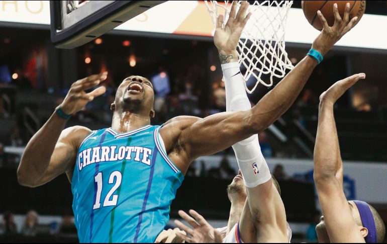 Estelar. Dwight Howard tuvo un doble-doble para encabezar a los Hornets en su triunfo sobre Phoenix ayer por la noche. AP/N. Redmont