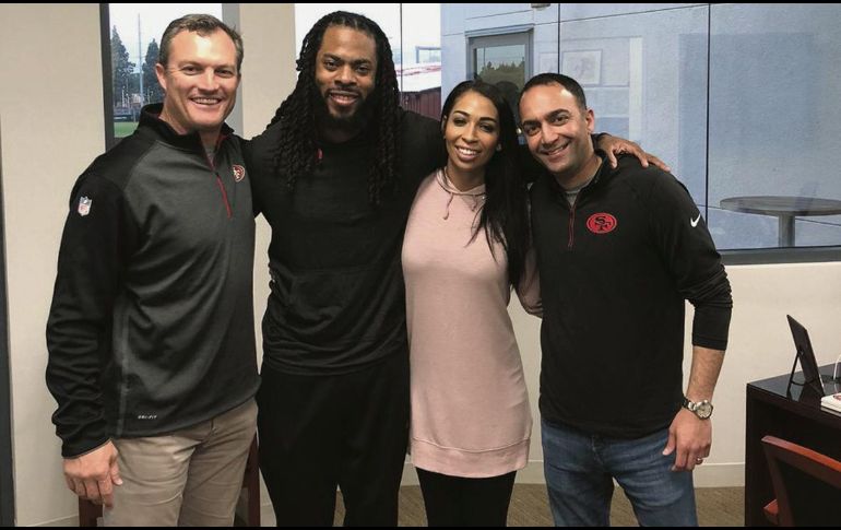 Unión. Richard Sherman (segundo de izq. a der.) convivió con John Lynch (izq.) gerente general de los 49ers. TWITTER/@Johnlynch49ers